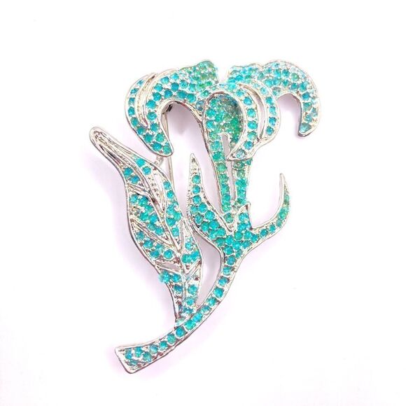 Silver lily flower glitter brooch pin - Picture 1 of 4